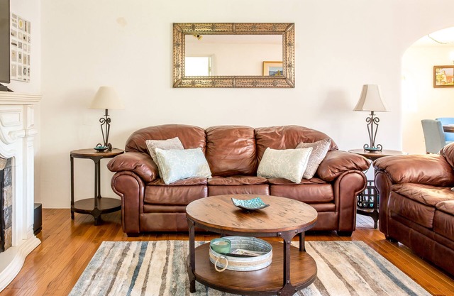 Downtown Santa Fe, Walk to Plaza, 2B/2B + Full Kitchen, AIr Conditioned