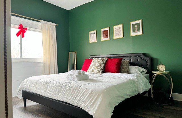 Downtown Spacious Apt with king bedroom, Formal Dining, and balcony!