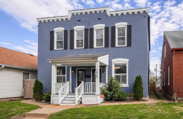 Downtown St. Charles Cozy Historic Home