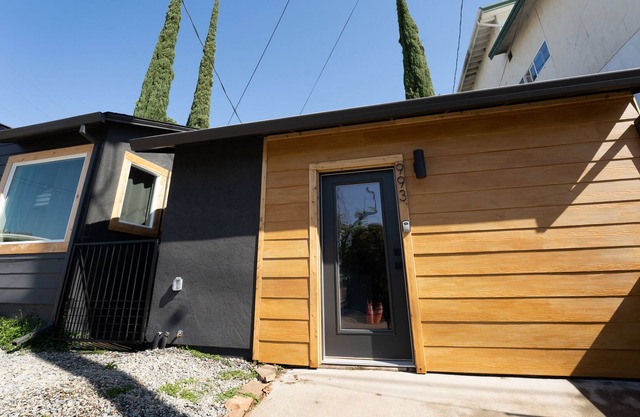 Downtown studio + backyard by bike trail + river + coffee bar