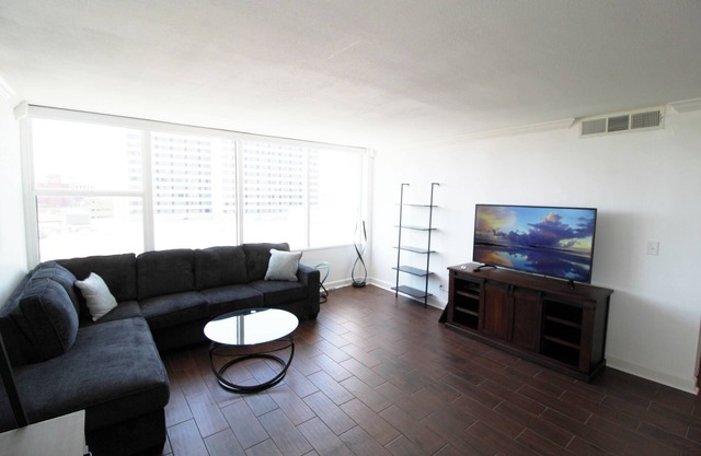 Downtown Tulsa 2 Bed Highrise Apartment, Covered Parking, Gym, Convenience Store