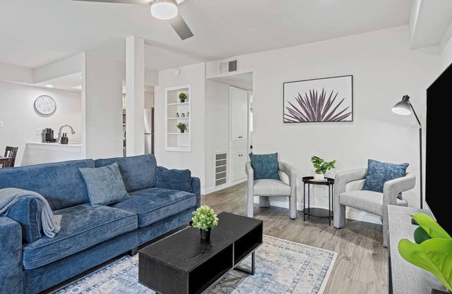 Downtown/UT-King Bed-ACL-6th ST-Lake-Pool-Parking