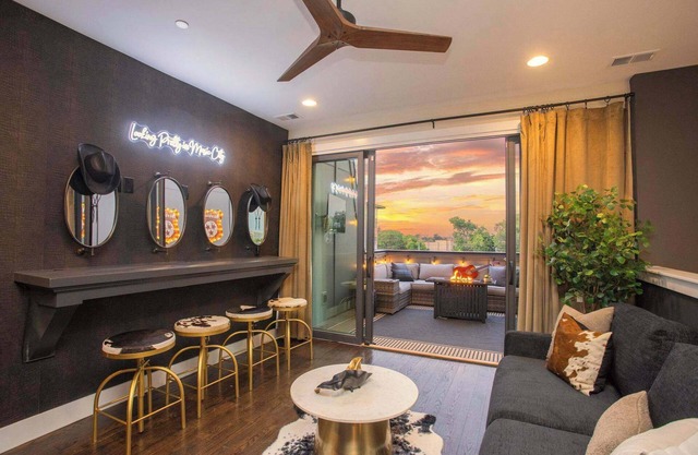 Downtown Views Glam Stations Close to Broadway