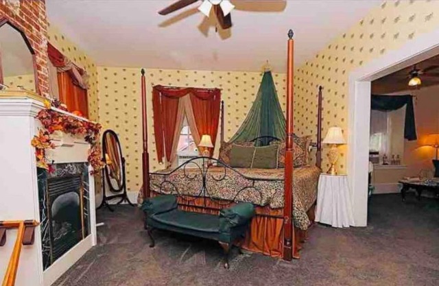 Dr. Hertich House was built in 1850 & is in the heart of historic Ste. Genevieve