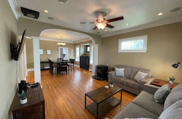 Dragonfly House: A cheerful five-bedroom