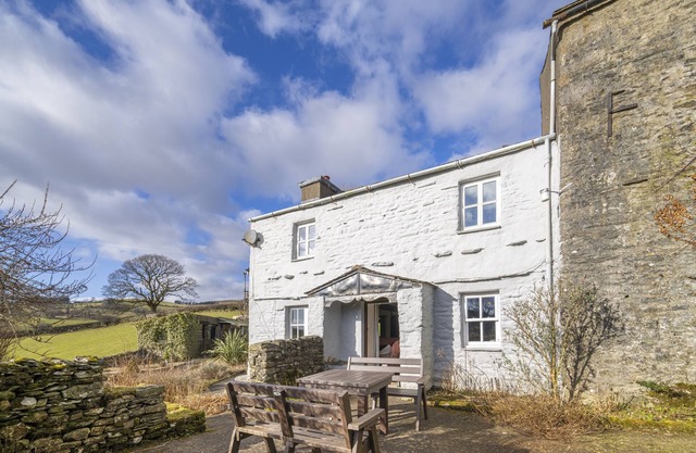 Drawell Cottage - Cottage on a working farm with splendid views
