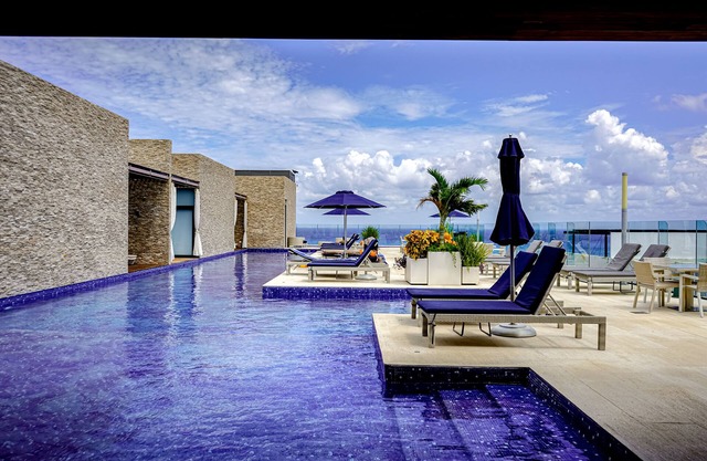 Dream getaway near the beach and city with pool, balcony, gym, fast WiFi & W/D