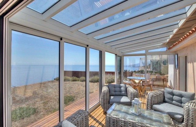 Dream view 800m to the sea. Top location to the highlights of the east side. Conservatory