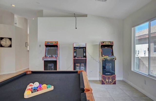 Dreamy 3BR Retreat w/Games, Firepit & Pool Table!