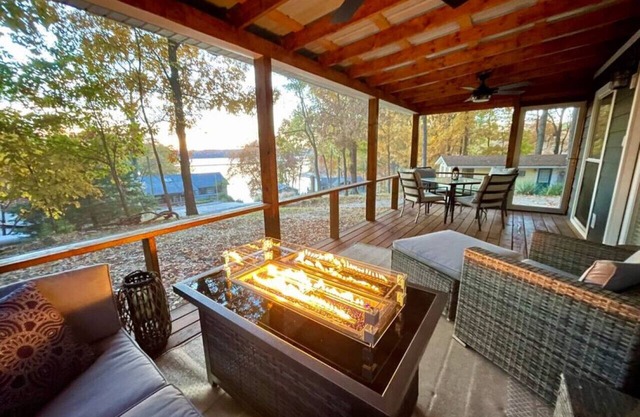 Dreamy Cottage Getaway w/Sunset Lakeview