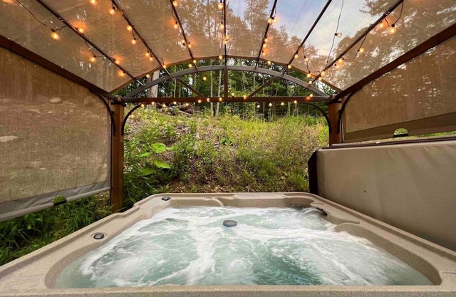 Dreamy Couples Cabin w/Hot Tub & Fire pit