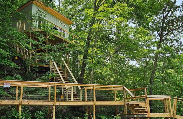Dreamy Lakeside Treehouse Hideaway/Cabin for Couples