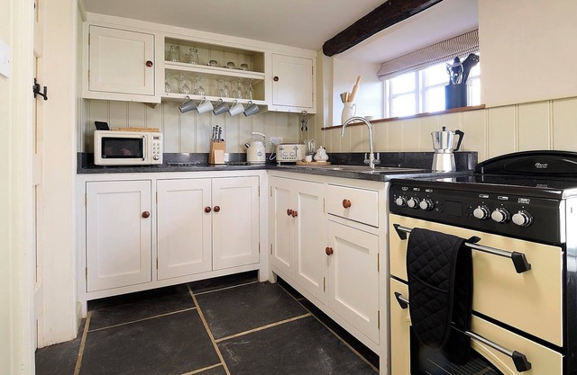 Drewe Arms Bunk Rooms & Church Cottage