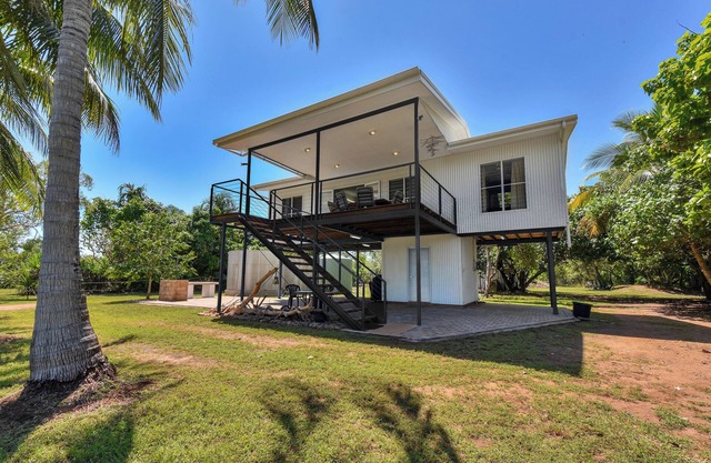 Driftwood Beachfront Getaway, sleeps 8 comfortably, fully air conditioned.