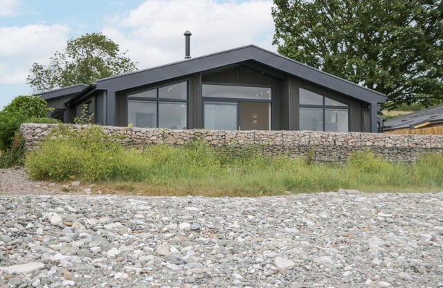 DRIFTWOOD COTTAGE, pet friendly, with open fire in Ulverston