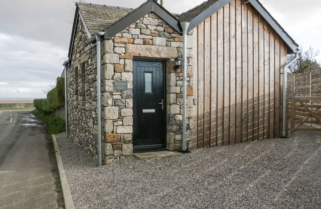 DRIFTWOOD STUDIO, pet friendly, with a garden in Barrow-In-Furness