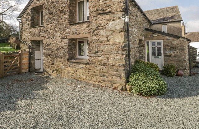 DRUMLINS, pet friendly, character holiday cottage in Lowick Green