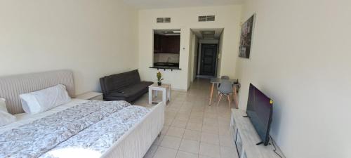 DRUVYA HOLIDAY HOMES, Bld DG083, Street No,3 Discovery Gardens, Close to The Gardens Metro 6 minutes walkable