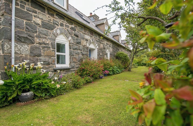Drws Gobaith-West , Holiday Cottage Nr Whitesands, Sleeps 4, 3 bedrooms, bathrooms