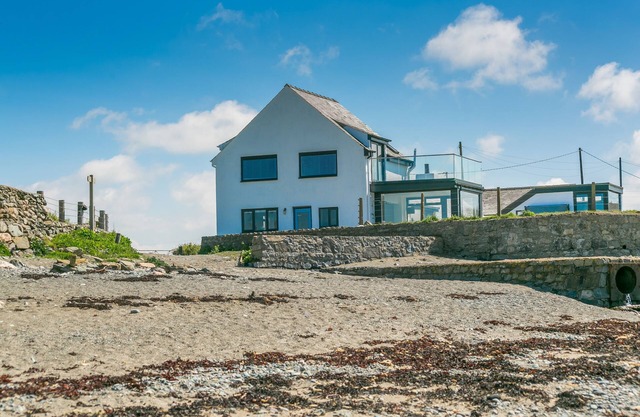 Dryll y Gro - an on the beach that sleeps 11 guests in 5 bedrooms