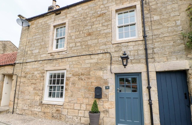 DUCK COTTAGE, pet friendly, character holiday cottage in Melsonby