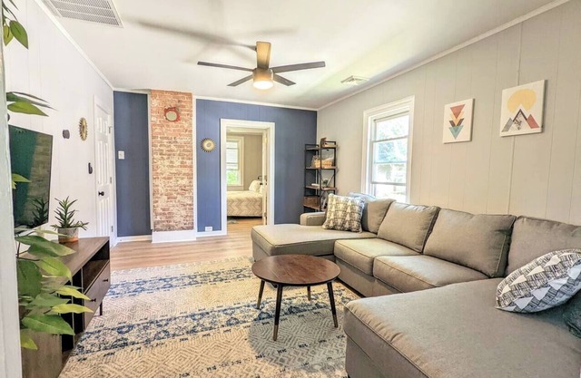 Duck Island Getaway - Close to Downtown and West Side Market