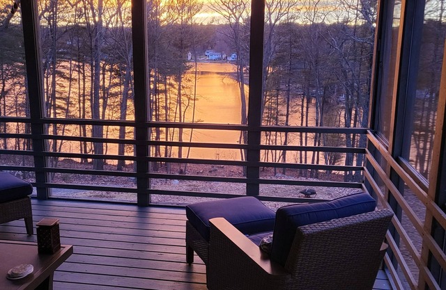 "Duck Rock" Lakefront House with 200' Private Waterfront