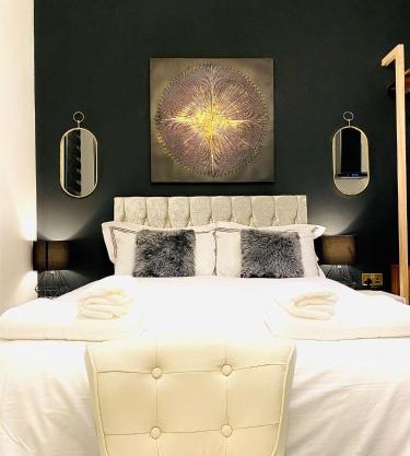 Duke and Duchess Apartments and Rooms - Private in Room Hot Tub Suites