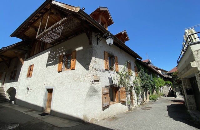 Duplex apartment 120m from Lake Annecy, in the heart of the medieval village of Duingt