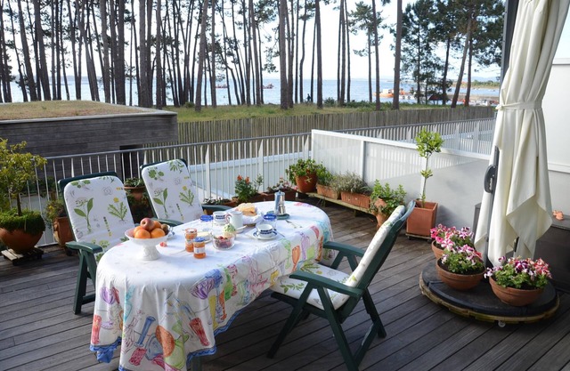 Duplex in front of the sea.