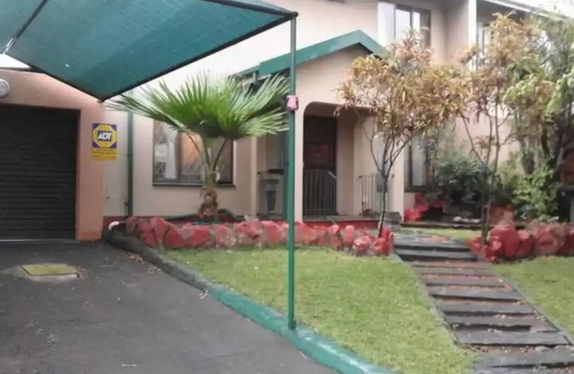 Durban selfcatering home - 6 Guestsn
