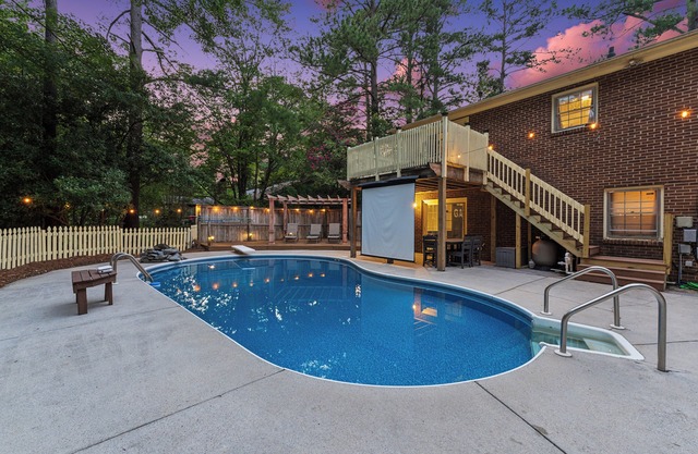 Durham 4BR/3BA: Game Room, Pool, Art! Sleeps 10