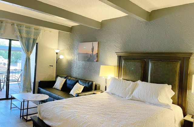 E. Central Scottsdale Suite Close to Top Attractions