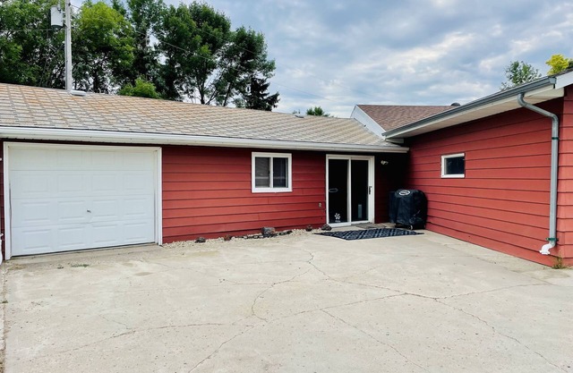 E Devils Lake on US 2 - Townhouse 1/4 mile boat ramp & bar/grill that sleeps 6!