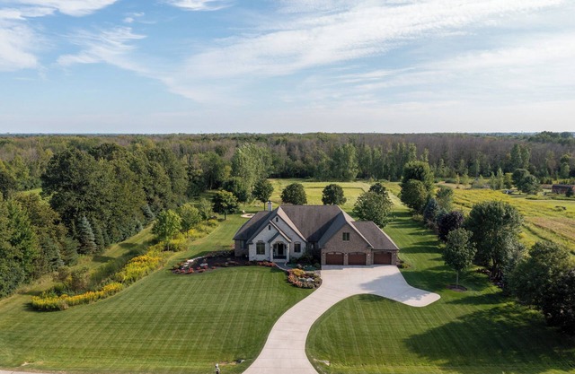 EAA AirVenture 2026! BUSINESS trips.room to land a HELICOPTER!