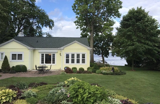 EAA Dream Home: Immaculate Lake Front Home 5 miles from EAA