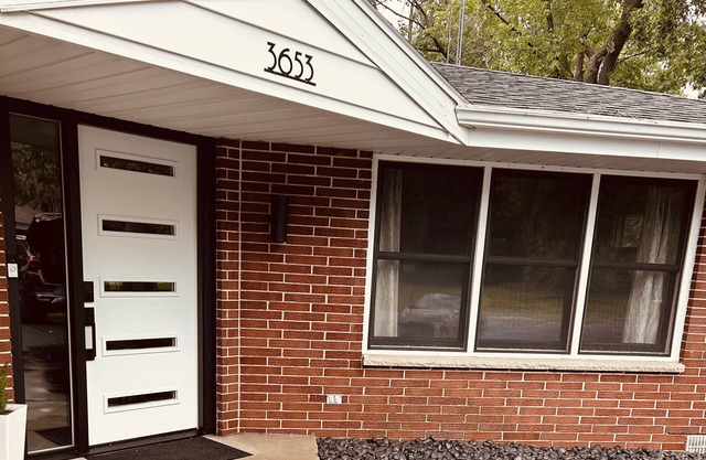 EAA minutes away. Channel on lake Winnebago