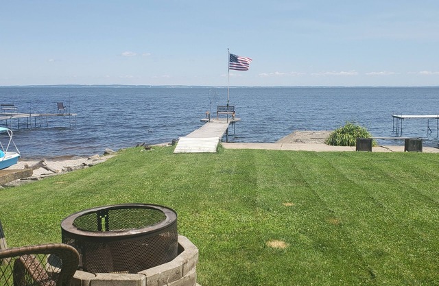 EAA Oshkosh Lakefront Comfortable Whole House AC Parking WiFi Sleeps 6