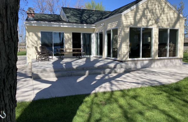 EAA Rental Available - Gorgeous Water Front Property - 25 min from EAA