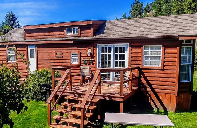 Eagle Nest Vacation Cabin at Creekside