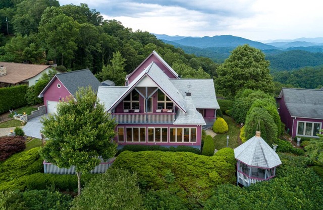 Eagle's Nest Lodge and Apts