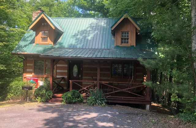Eagles Nest -a private cabin in the mountains