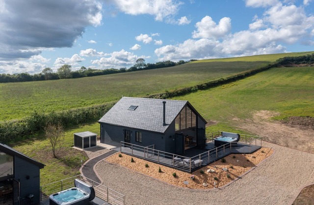 EAGLES PEAK, pet friendly, with hot tub in Thornton-Le-Dale