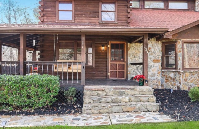 Easley Log Cabin, Pet friendly!