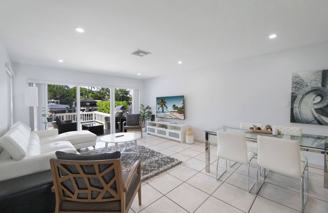 East corner Two Bedrooms townhouse at 1 mile from the beach