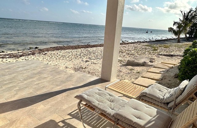 East End Paradise Villas 4Bd3.5B-Private Beach-On the Water-w/Sea Level Studio