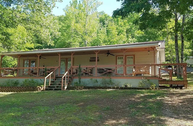 Eastport Escape, Pickwick Lake At Bear Creek Is a 4br, 2Ba cabin that sleeps 10