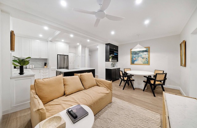 Easy Access 2BR Flat with Parking in Rose Bay