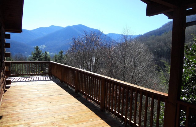 Easy access, minutes from skiing, pet friendly, wifi and cable, cleaning incl.