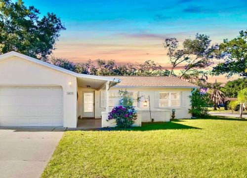 Easy BNB Close to Beaches, Billiard,Ping-Pong Table, Lanai, Fire Pit, BBQ, Patio, Back Yard